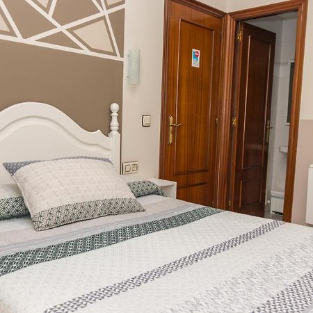 Hotel Plaza Onís Екстериор снимка