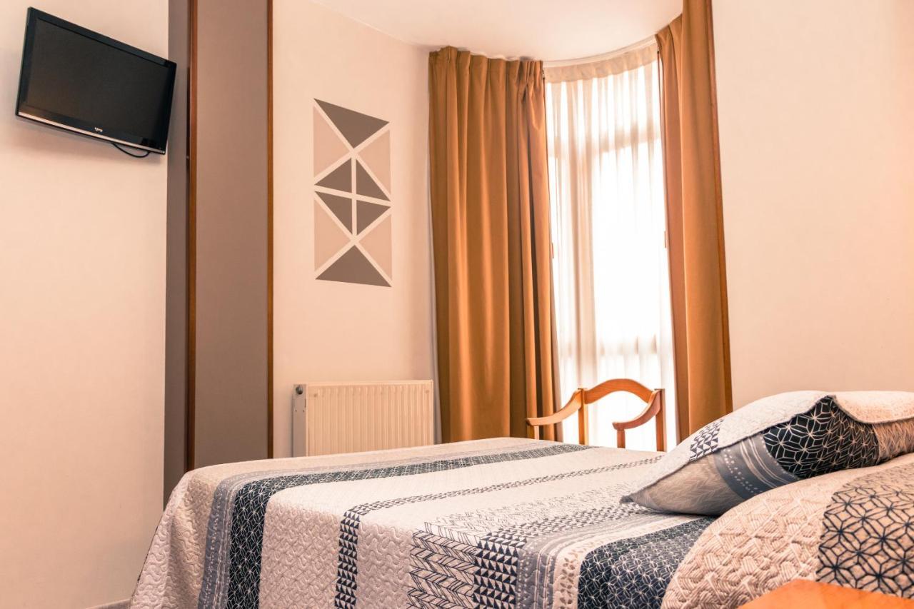 Hotel Plaza Onís Екстериор снимка