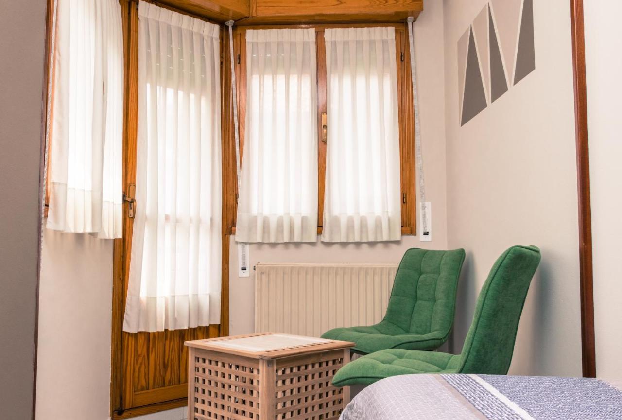 Hotel Plaza Onís Екстериор снимка