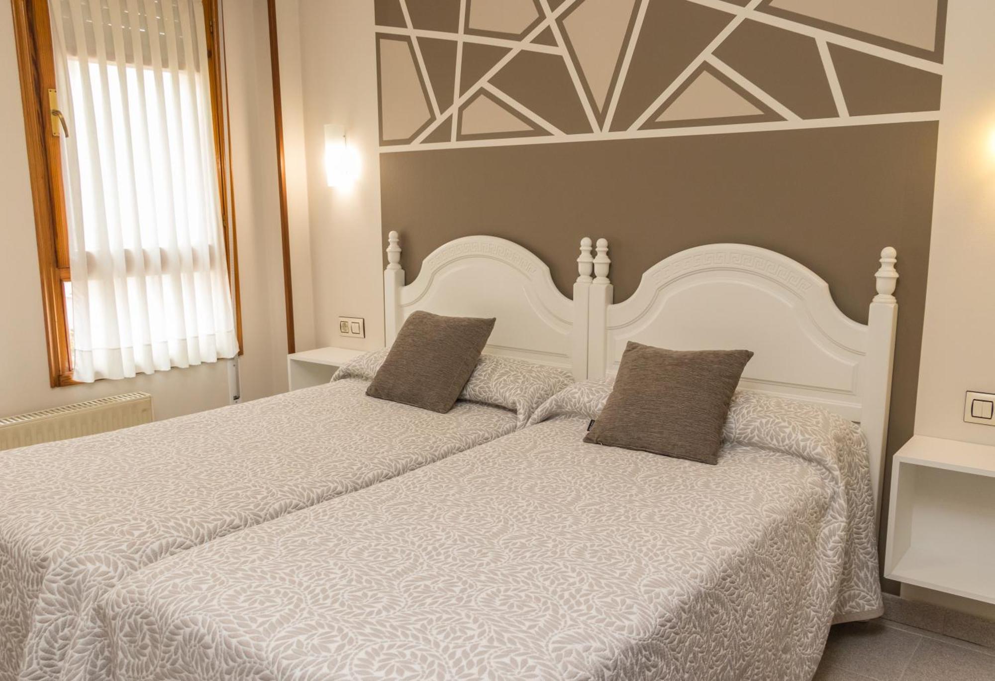Hotel Plaza Onís Екстериор снимка