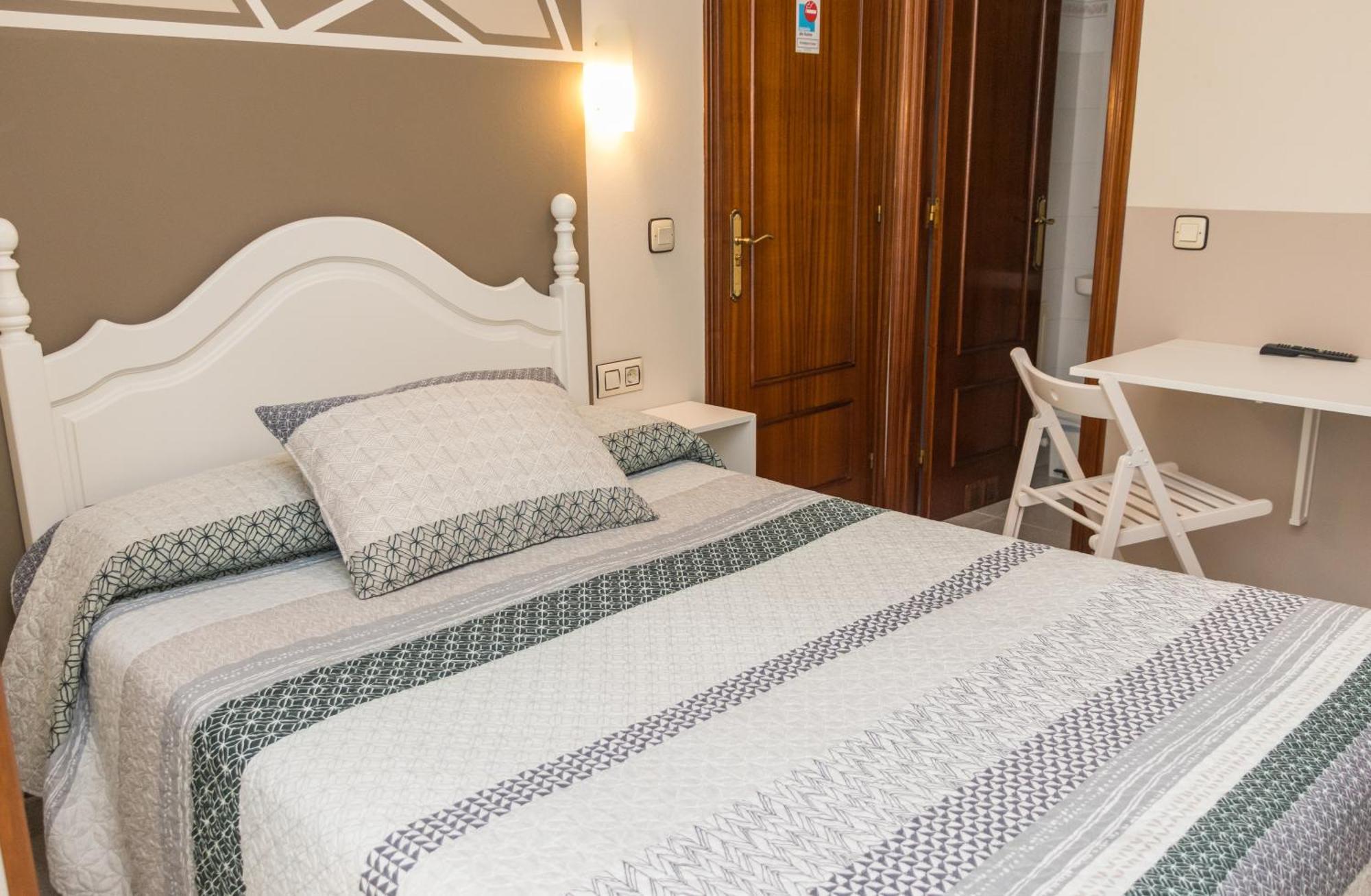 Hotel Plaza Onís Екстериор снимка