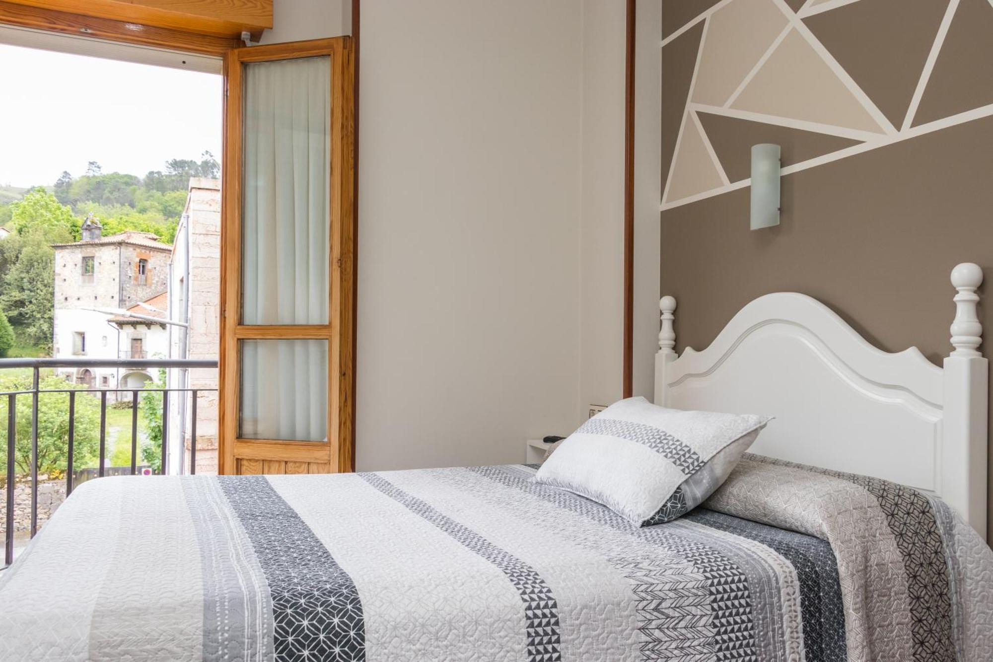 Hotel Plaza Onís Екстериор снимка