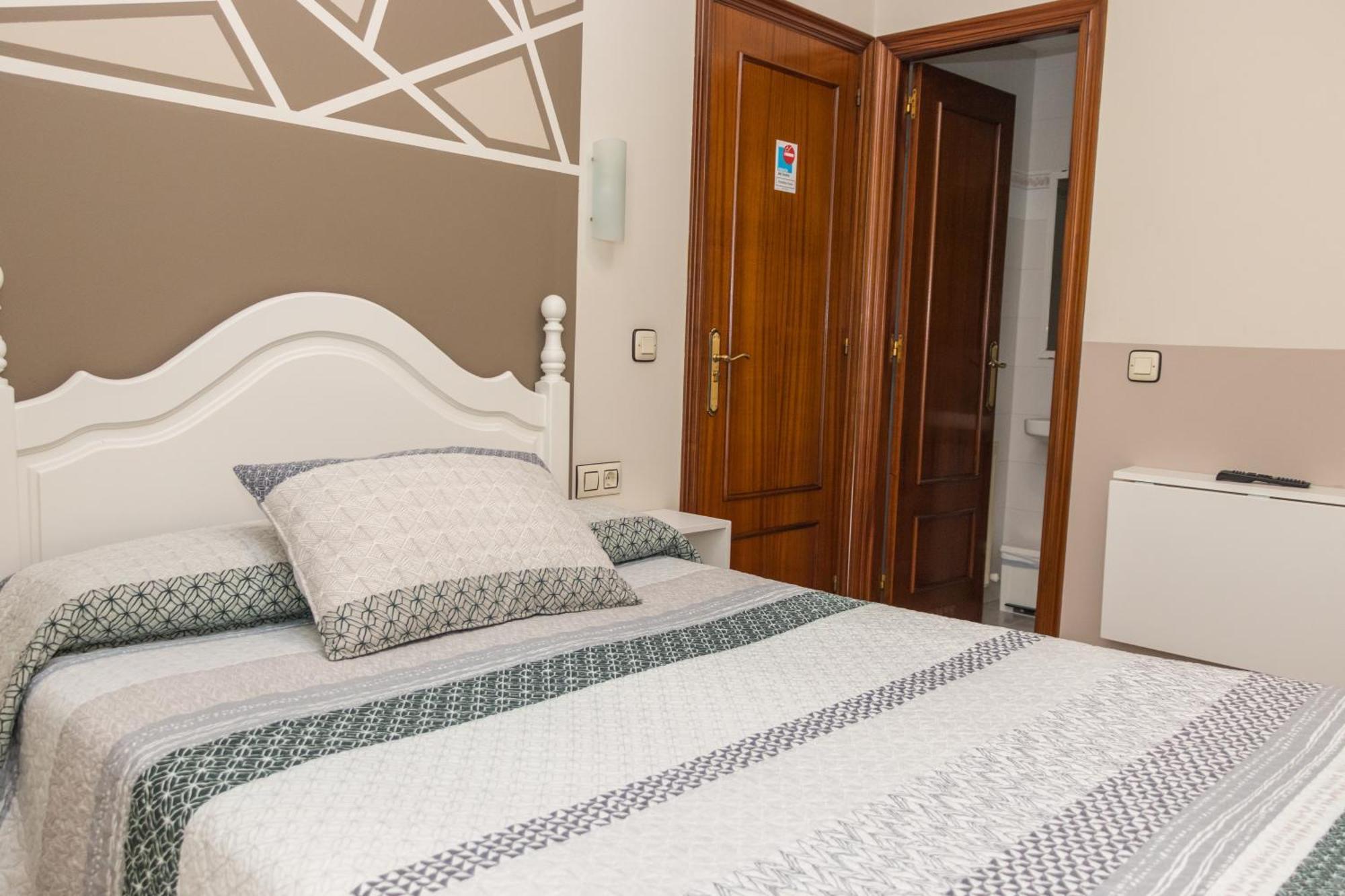 Hotel Plaza Onís Екстериор снимка