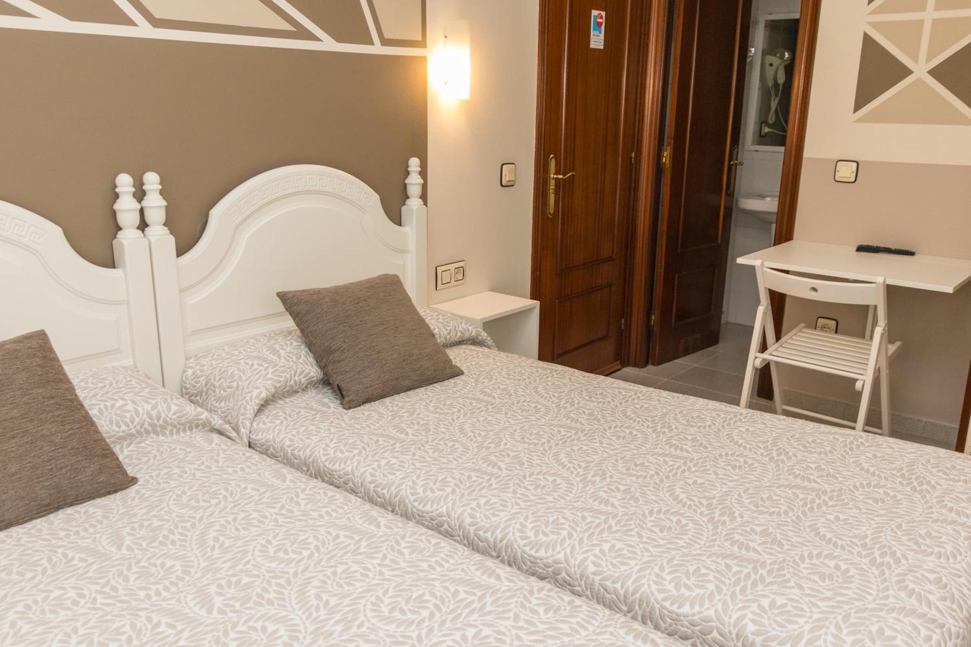 Hotel Plaza Onís Екстериор снимка