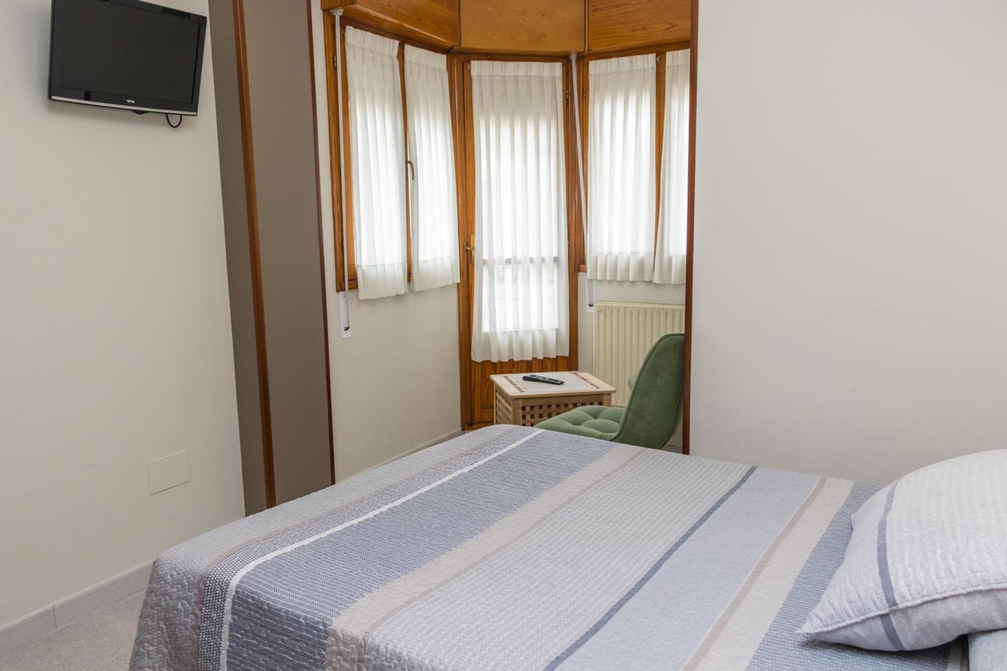Hotel Plaza Onís Екстериор снимка
