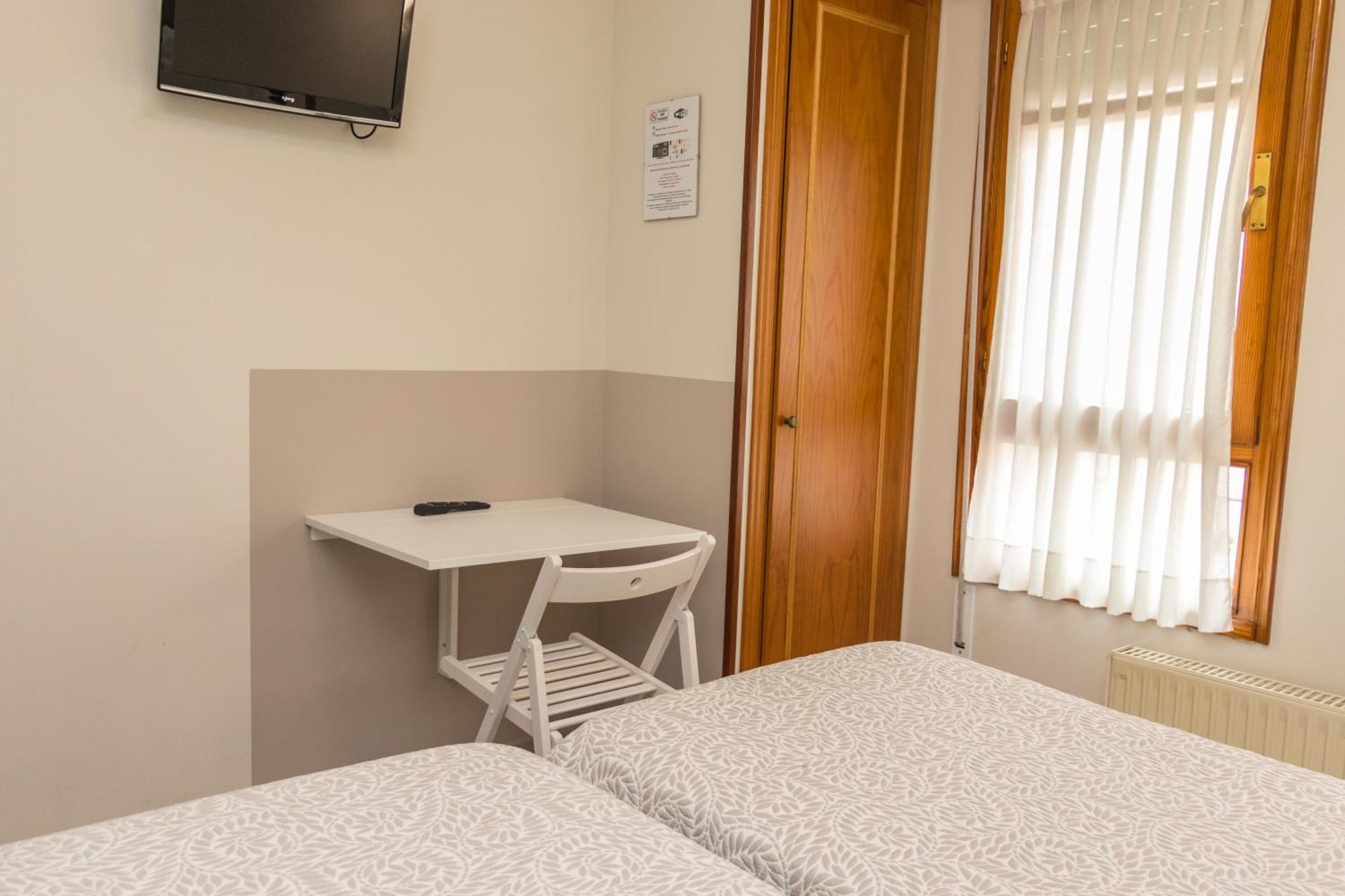 Hotel Plaza Onís Екстериор снимка
