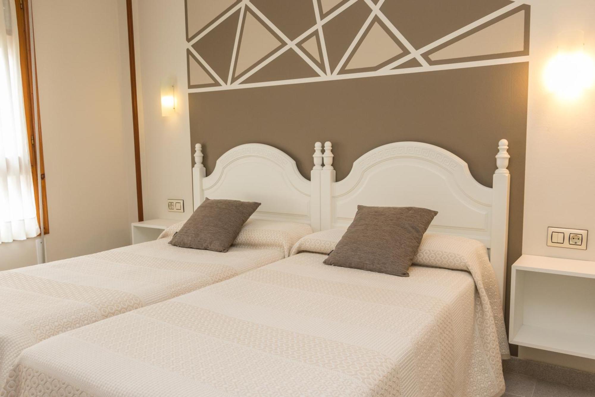 Hotel Plaza Onís Екстериор снимка