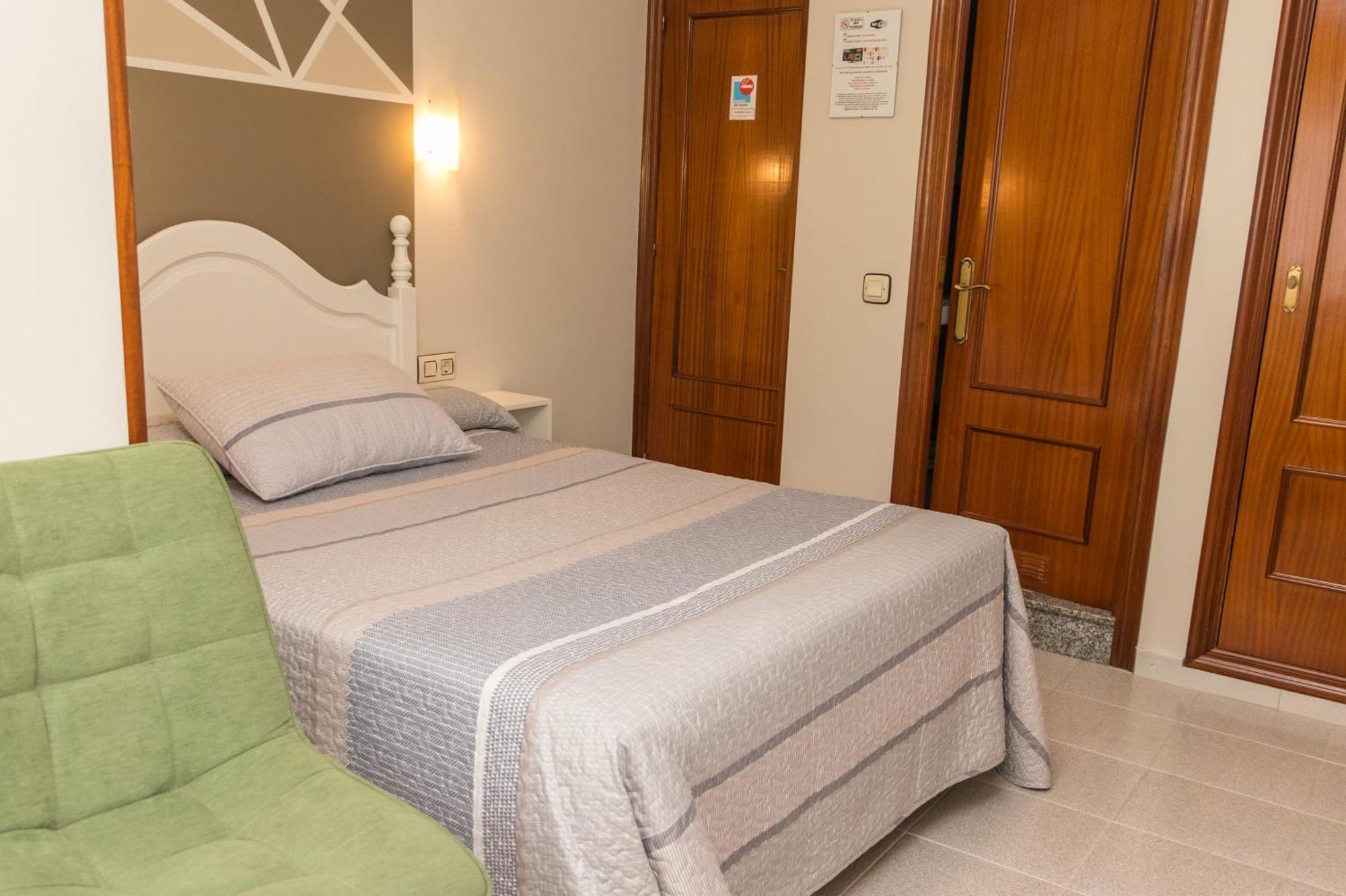 Hotel Plaza Onís Екстериор снимка