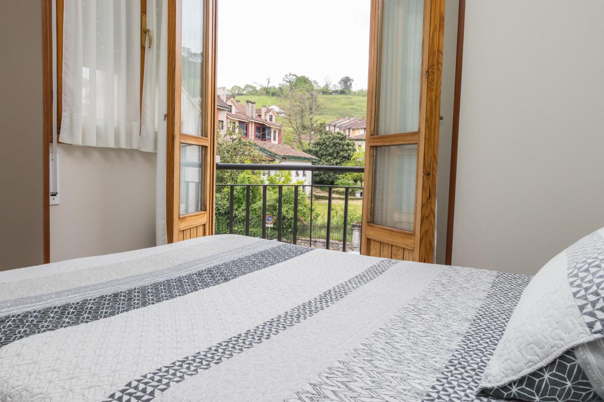 Hotel Plaza Onís Екстериор снимка