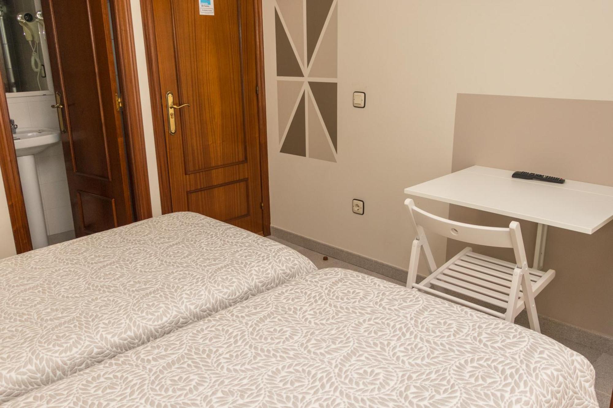 Hotel Plaza Onís Екстериор снимка