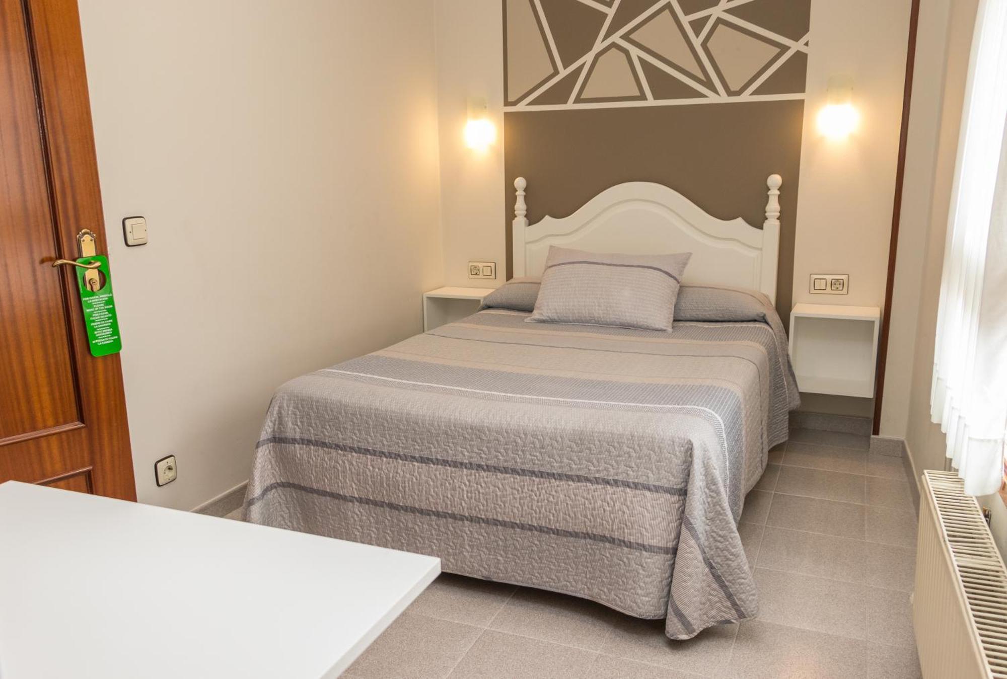 Hotel Plaza Onís Екстериор снимка