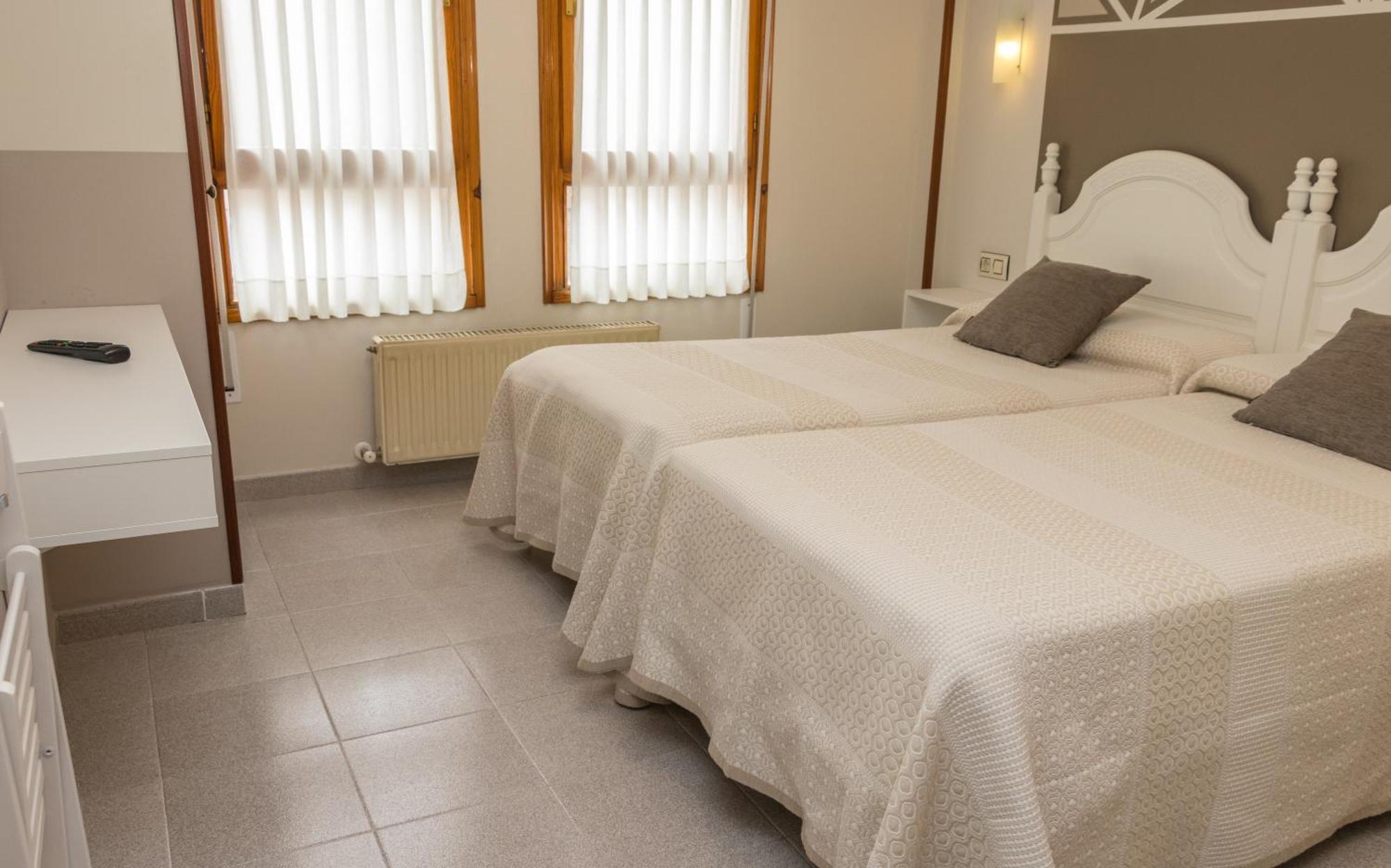Hotel Plaza Onís Екстериор снимка