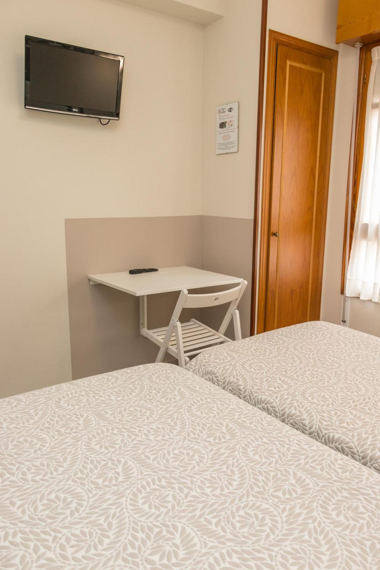 Hotel Plaza Onís Екстериор снимка