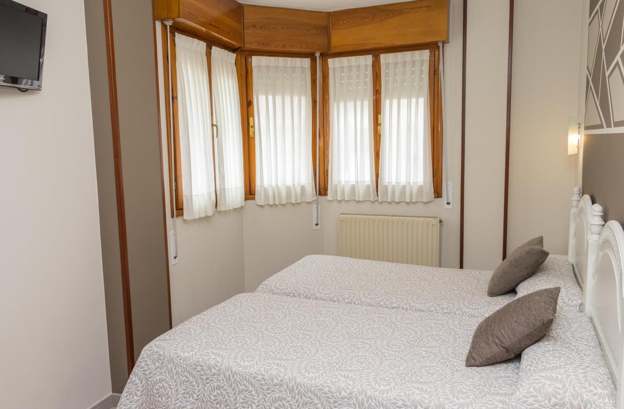 Hotel Plaza Onís Екстериор снимка