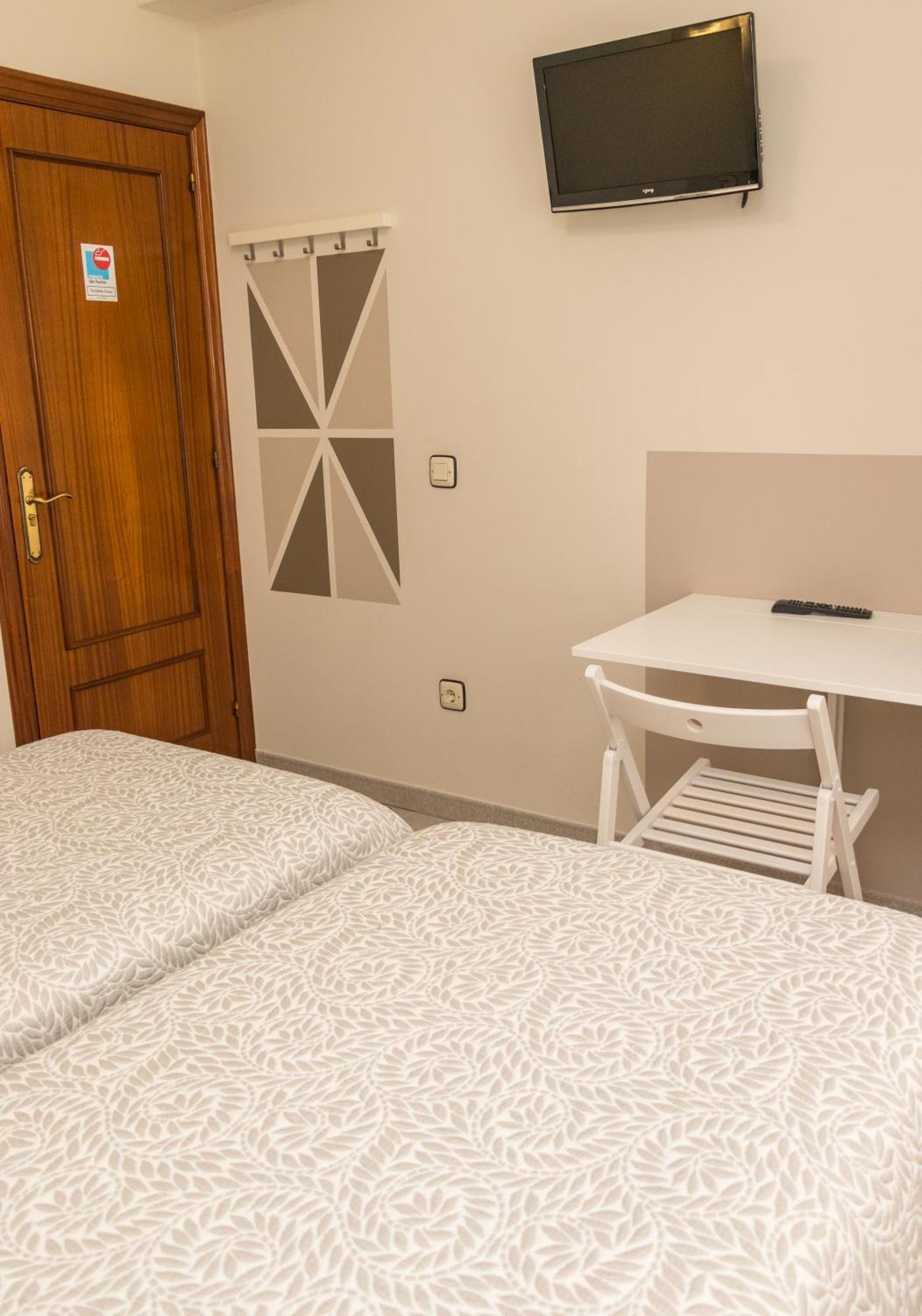 Hotel Plaza Onís Екстериор снимка