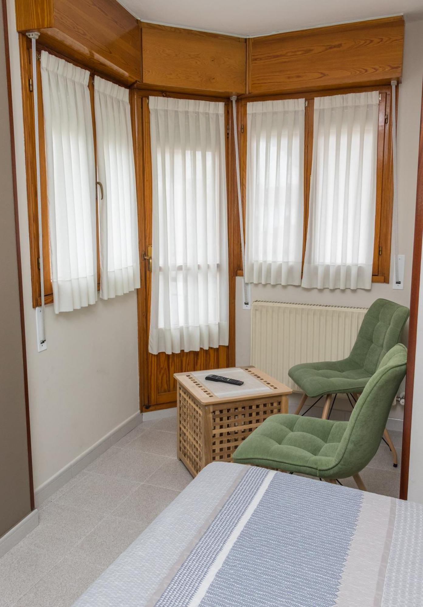 Hotel Plaza Onís Екстериор снимка