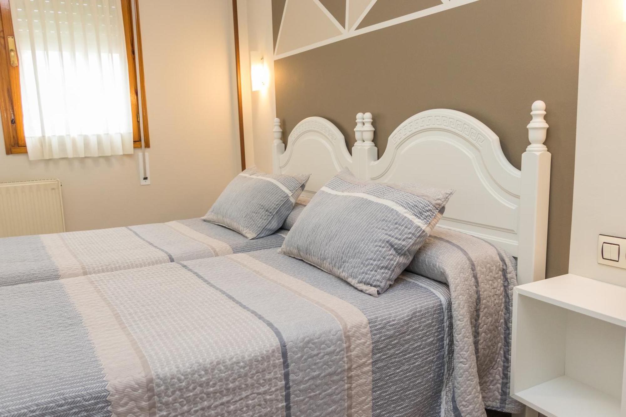 Hotel Plaza Onís Екстериор снимка
