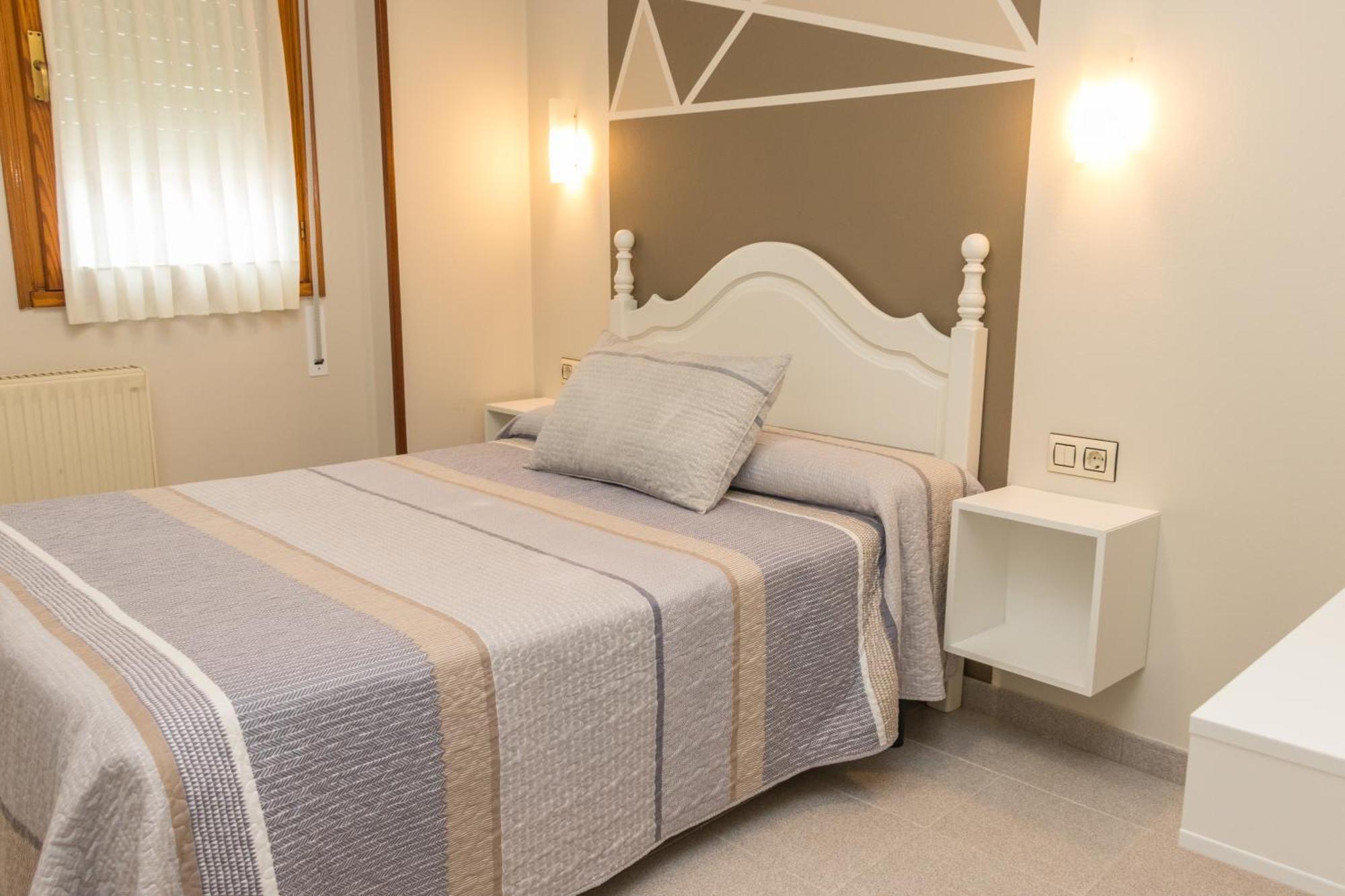 Hotel Plaza Onís Екстериор снимка