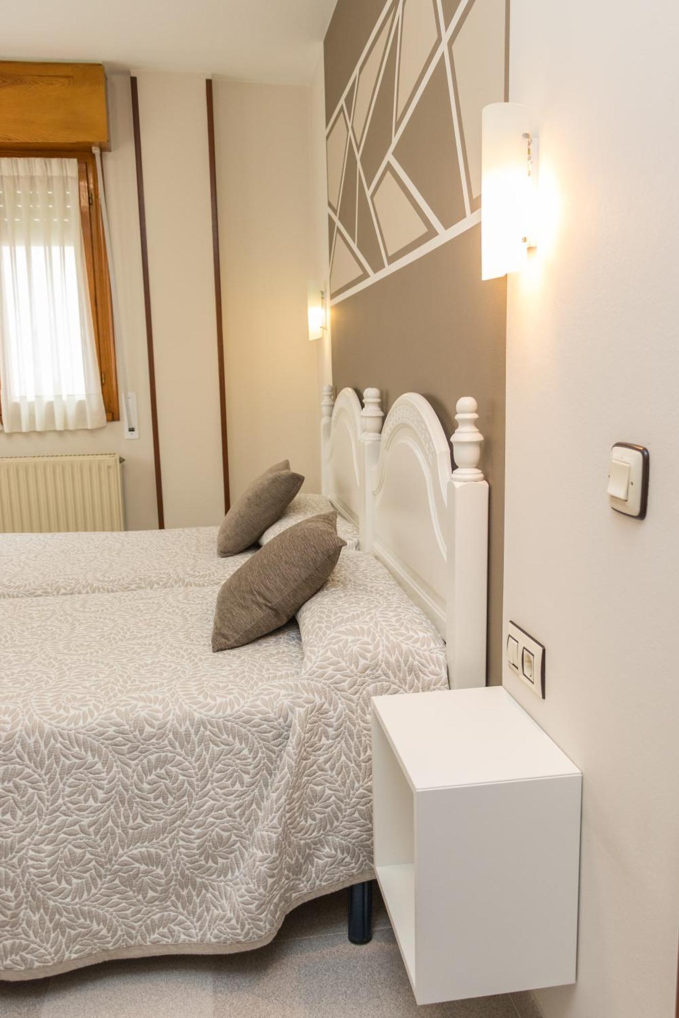 Hotel Plaza Onís Екстериор снимка