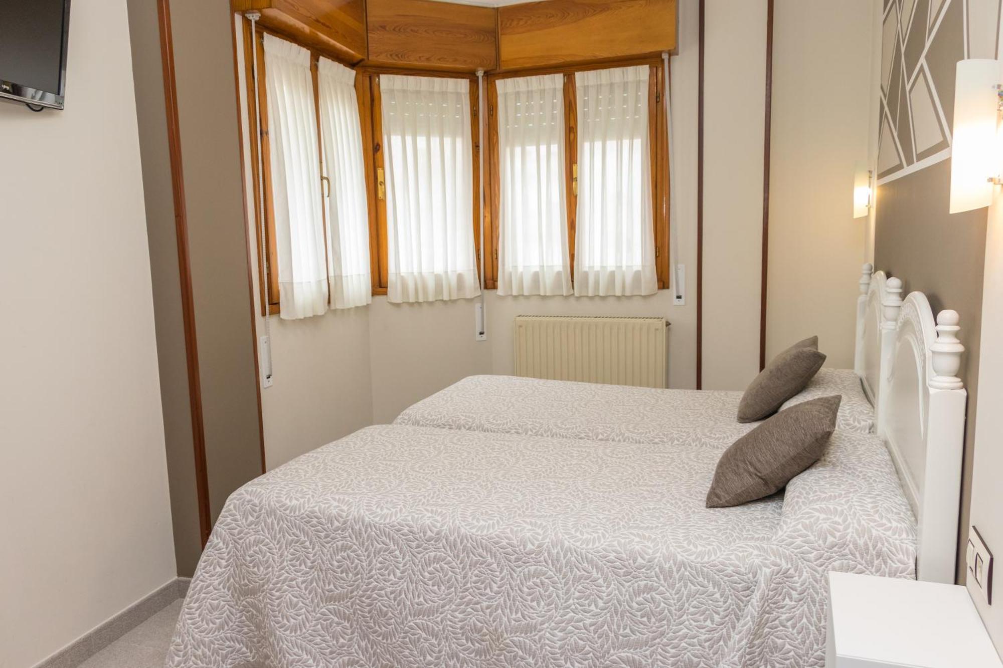 Hotel Plaza Onís Екстериор снимка