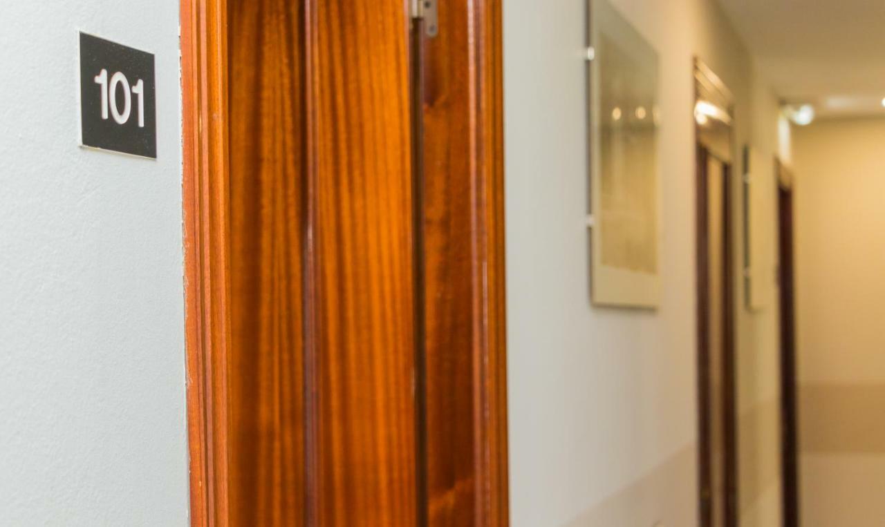 Hotel Plaza Onís Екстериор снимка